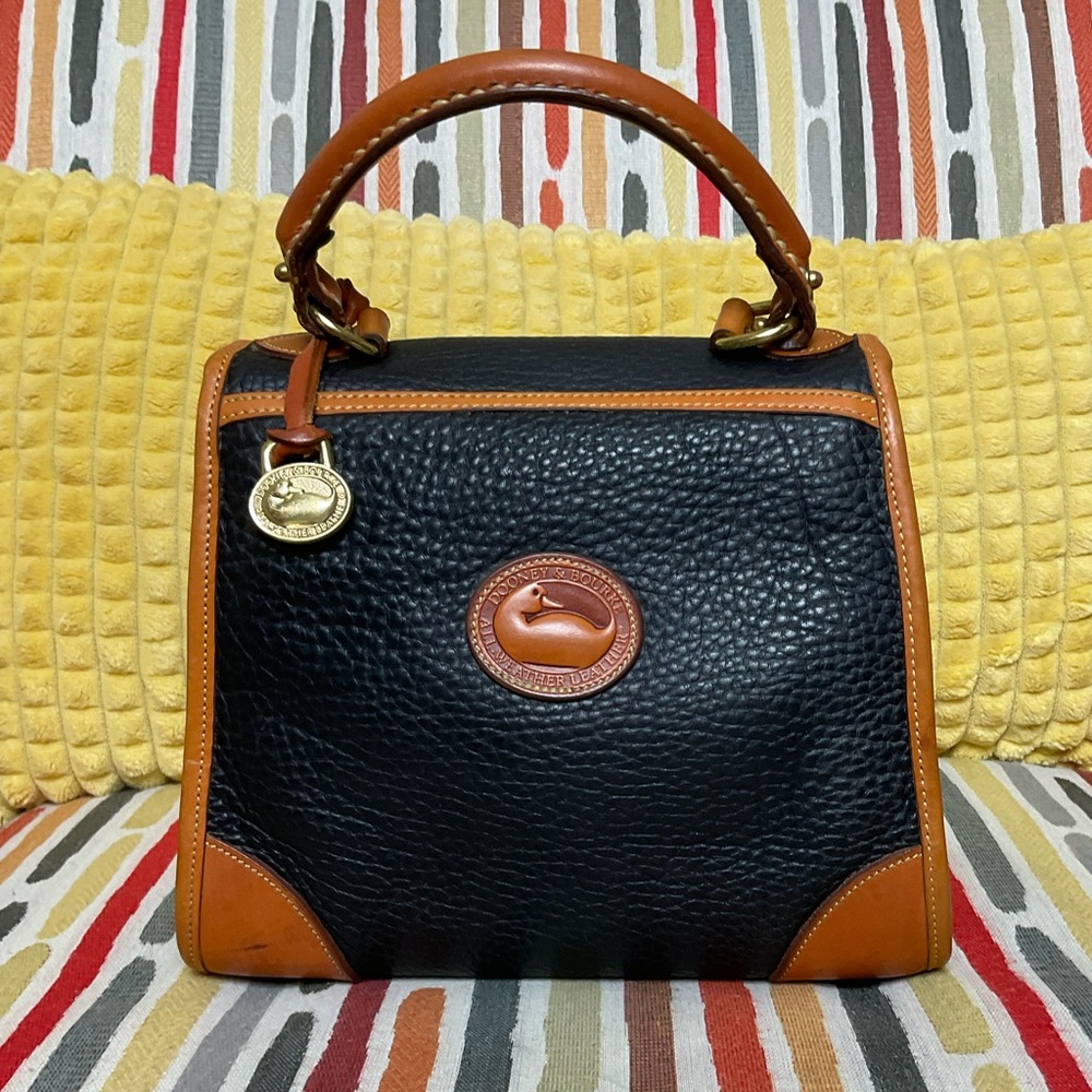 🚨SALE Vintage Dooney & Bourke Black/Tan Small Carpet/Handle Bag. PRICE FINAL - Picture 2 of 15